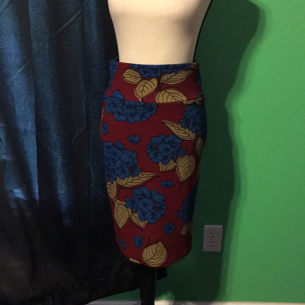 Lularoe hydrangea floral Cassie pencil skirt